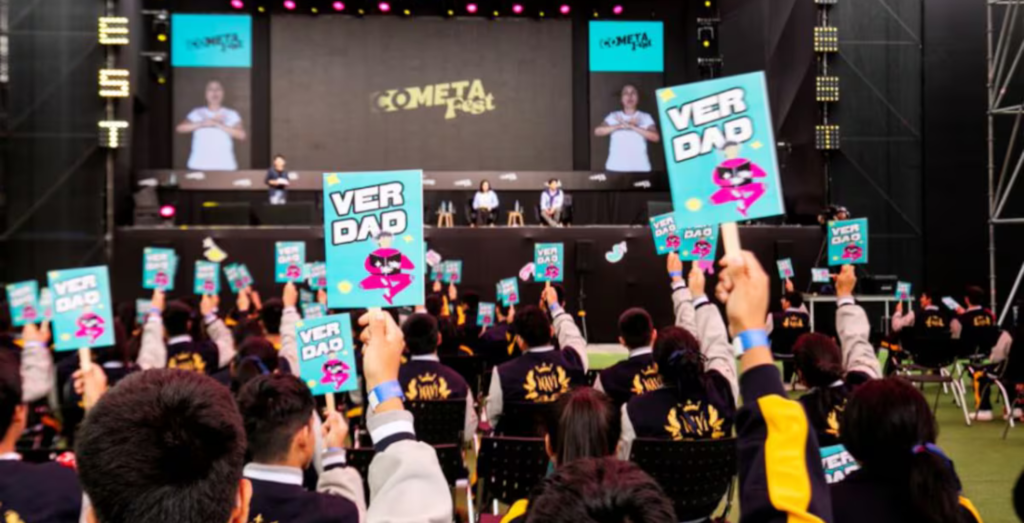 people at an Cometa fest indoor event