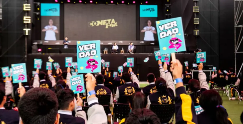people at an Cometa fest indoor event
